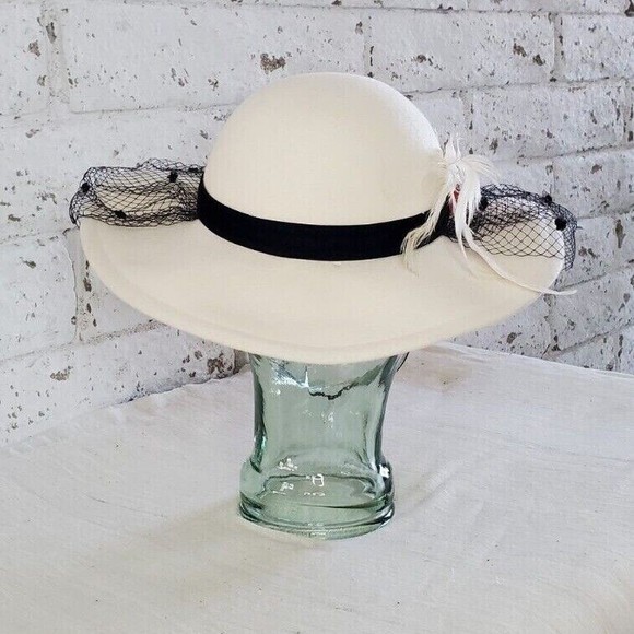 VINTAGE | Plaza Suite for BETMAR | Ladies Cream White Fishnet Veil Bow Wool Hat - Picture 4 of 10